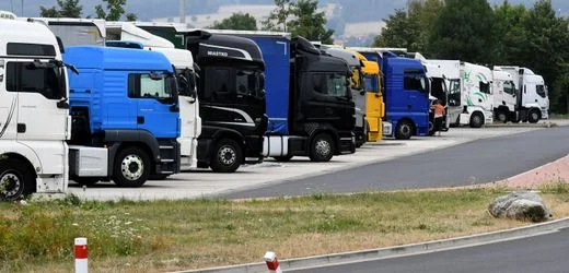 Düren – Köln: Mann klammert sich nach Parkplatzstreit an weiterfahrenden Lkw