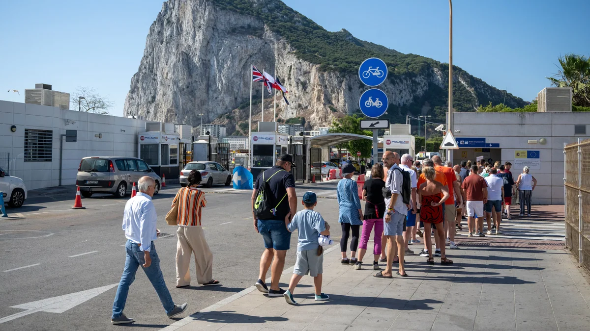 La frontera de Gibraltar hace historia a medianoche: “Hemos esquivado el Brexit”