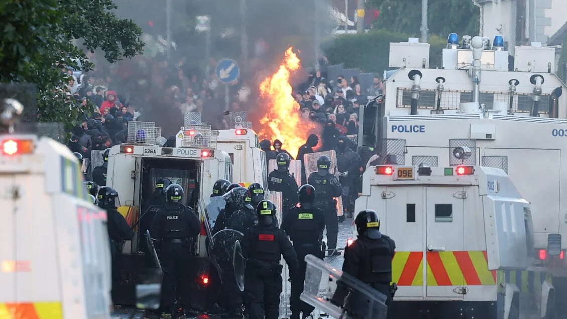'Cacciamoli col fuoco', gli anti-migranti i nuovi troubles - Il reportage