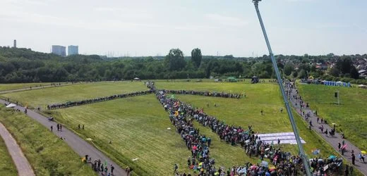 Hamm: Klimaschützer protestieren mit einem Windrad aus Menschen gegen geplante Gaskraftwerke
