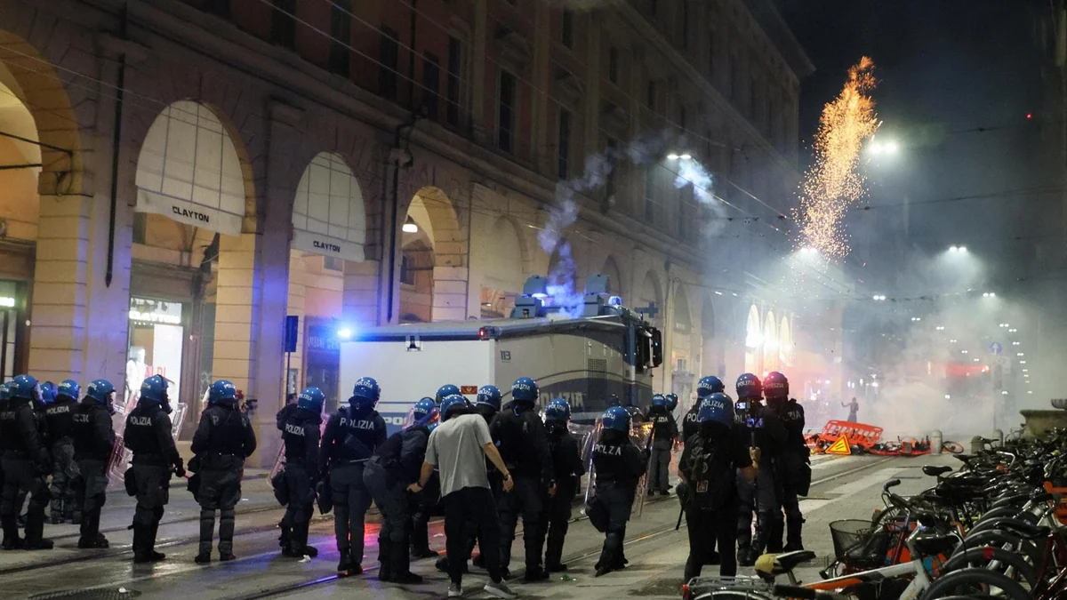 Bologna, uno dei poliziotti feriti dopo la manifestazione per Fakir: “È stata guerriglia urbana”