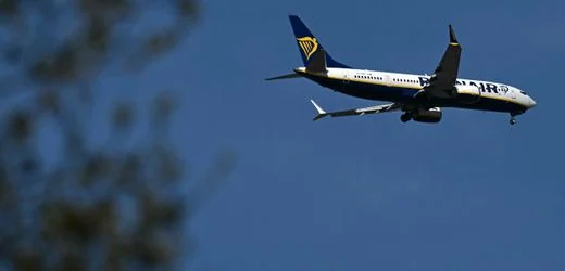 Berlin: Betrunkener Passagier pöbelt und übergibt sich – Pilot lässt ihn aus Flieger entfernen