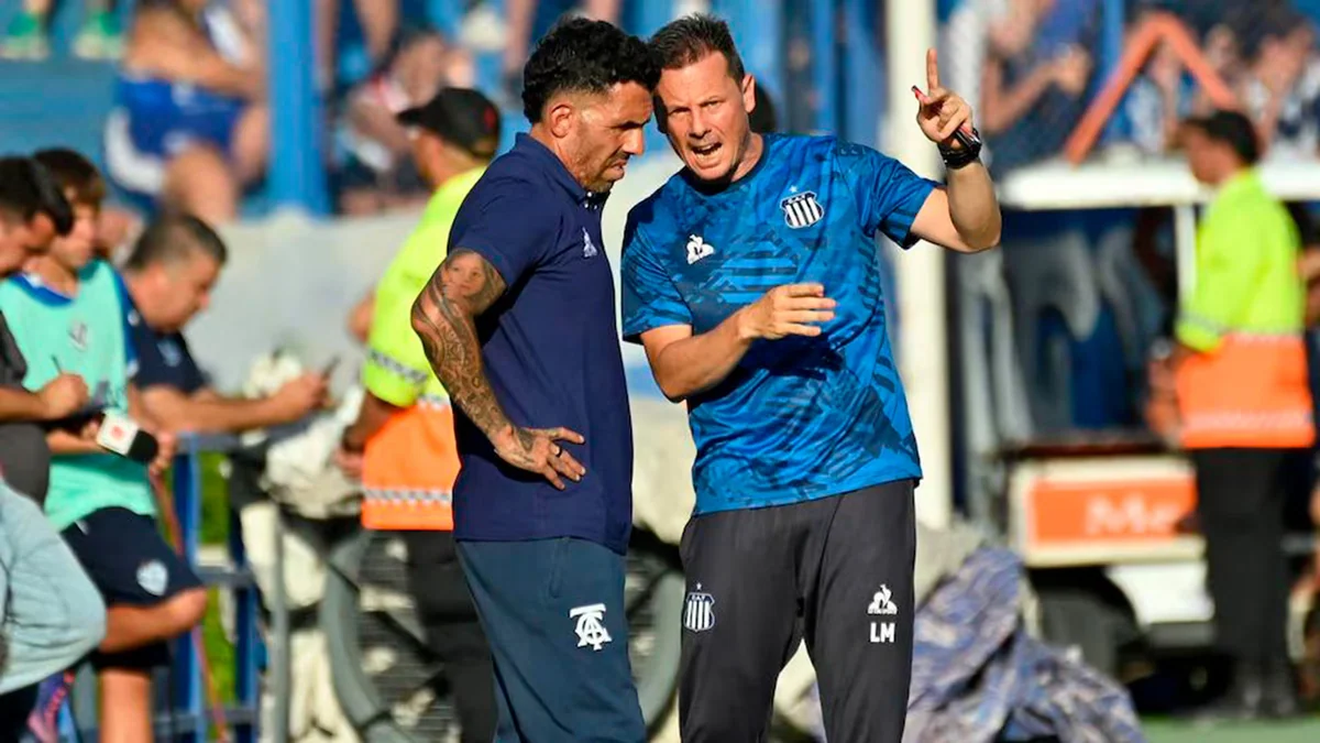 La historia del entrenador que descubrió a Marcos Senesi y construyó su camino junto a Marcelo Bielsa y Carlos Tevez
