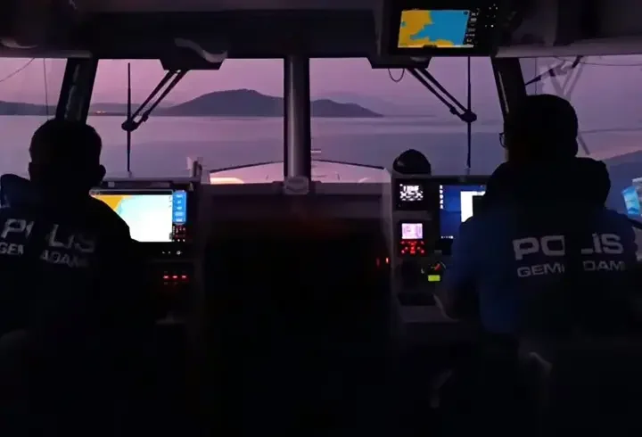 Van Gölü’nde mahsur kalan 7 kişiyi, deniz polisi kurtardı