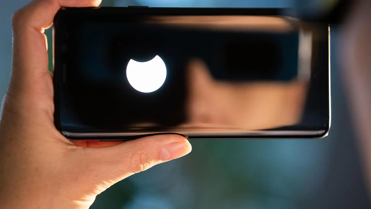 Observar el eclipse sin protección adecuada puede causar daños irreversibles en los ojos: Por qué no vale cualquier gafa