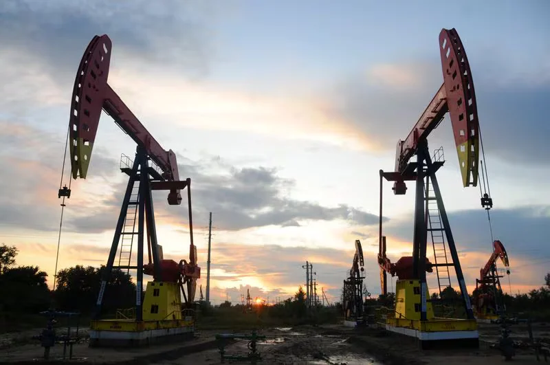 Los precios del petróleo se encaminan a una ganancia semanal del 5% mientras persisten los riesgos de suministro en Medio Oriente
