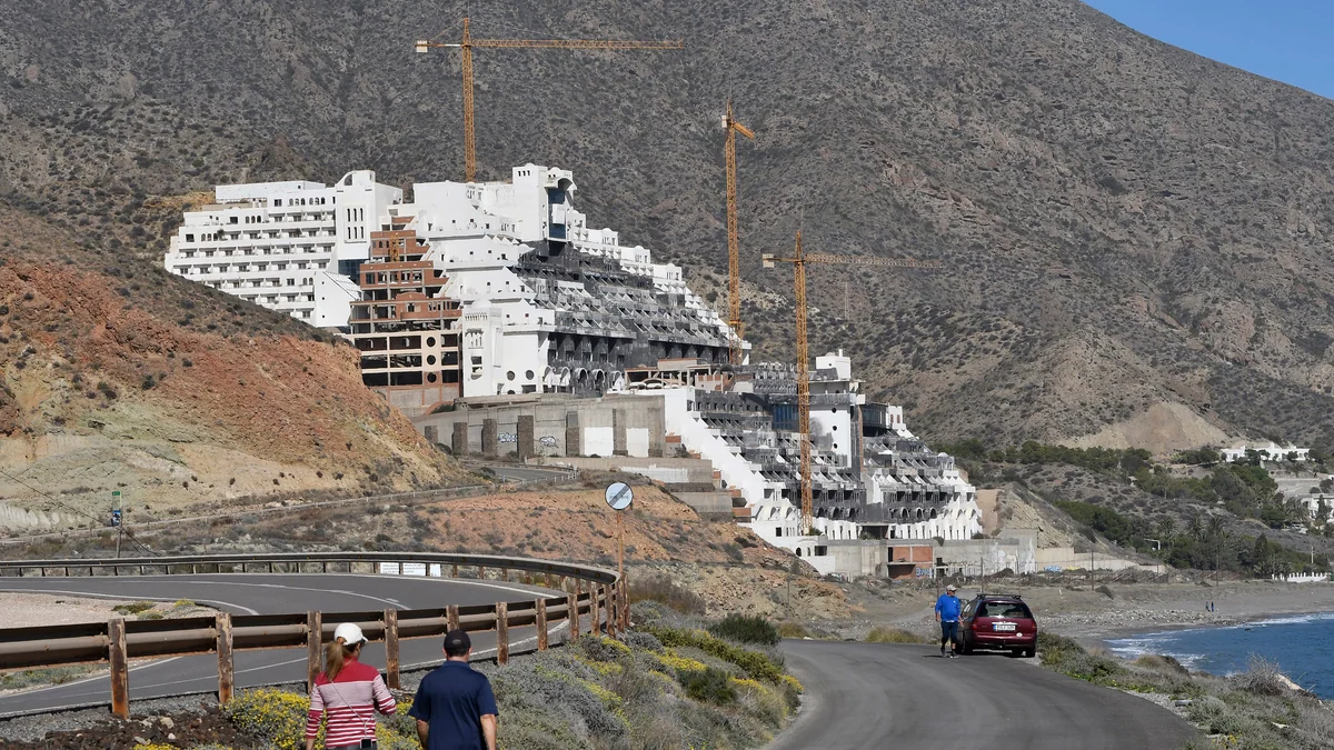 La demolición del Algarrobico queda en manos de la justicia andaluza