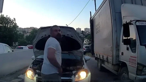 İstanbul'da bir garip inatlaşma: Kaputu açıp 'aracım arıza yaptı' dedi