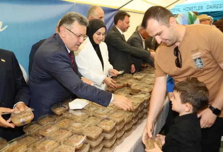 Büyükşehir'den 3 bin kişiye aşure ikramı