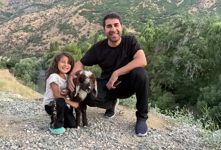 Annesi ölünce sahiplendiği kuzuyu, biberonla besliyor
