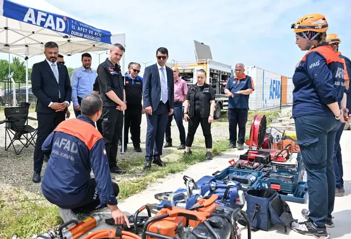 Vali Kartal'dan AFAD'ı ziyaret edip, bilgi aldı