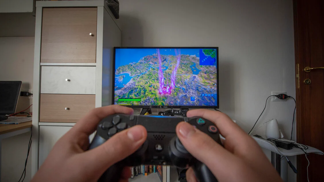 Cambia la classificazione per i videogiochi, valutati anche per notifiche e chat