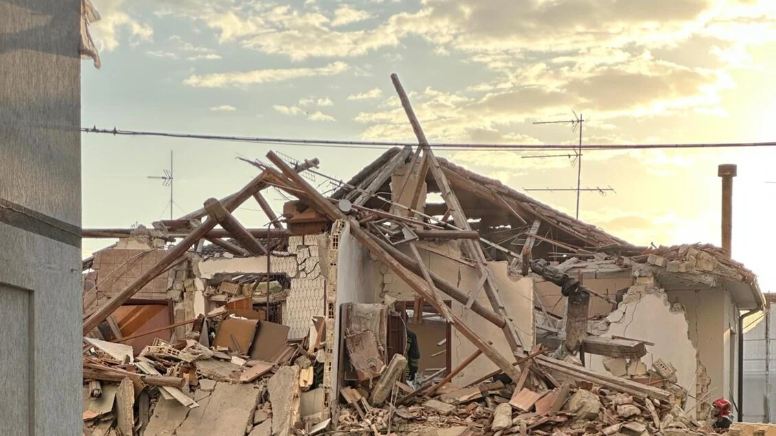 Una palazzina crolla dopo un'esplosione nel Fermano, un morto e due feriti