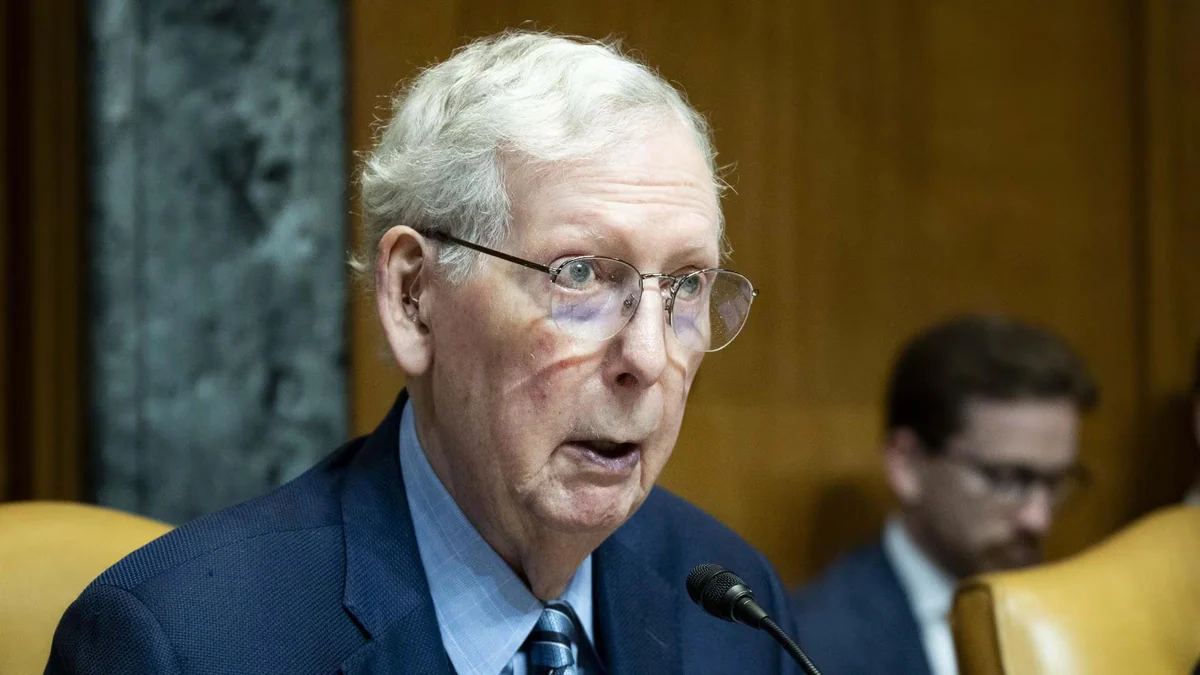 El senador republicano Mitch McConnell rompe su silencio y confirma que está vivo tras una caída y una neumonía