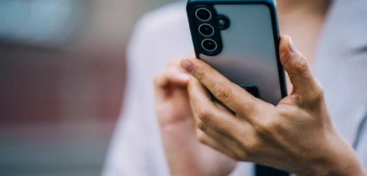 Umfrage von Bitkom: Viele durchsuchen laut Umfrage heimlich das Handy des Partners