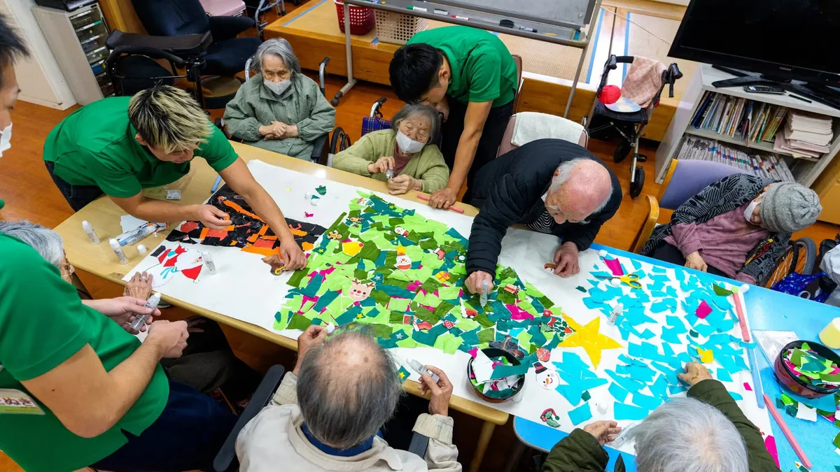 Por qué los hogares de cuidados de larga duración deberían incluir a familiares y amigos en actividades artísticas