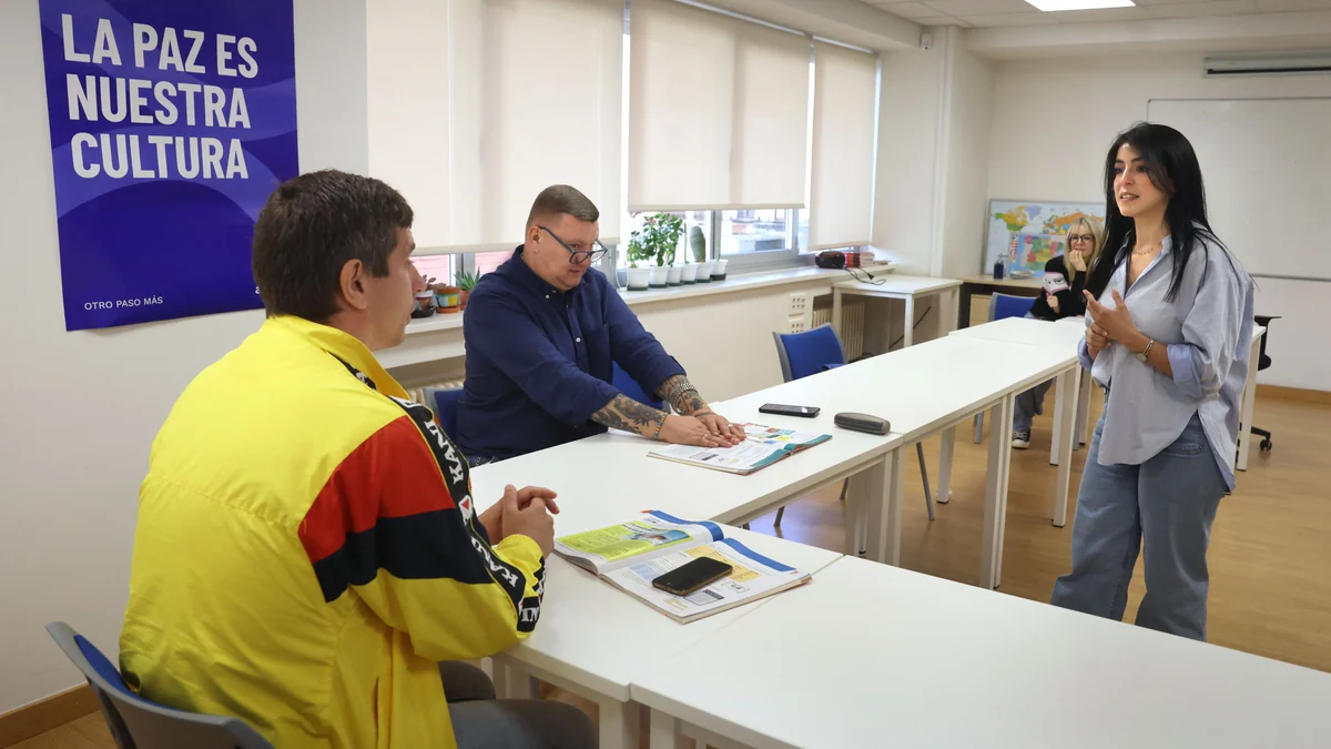 Migrantes que enseñan castellano a migrantes: “Si a mí me ayudaron, yo voy a ayudar el doble”