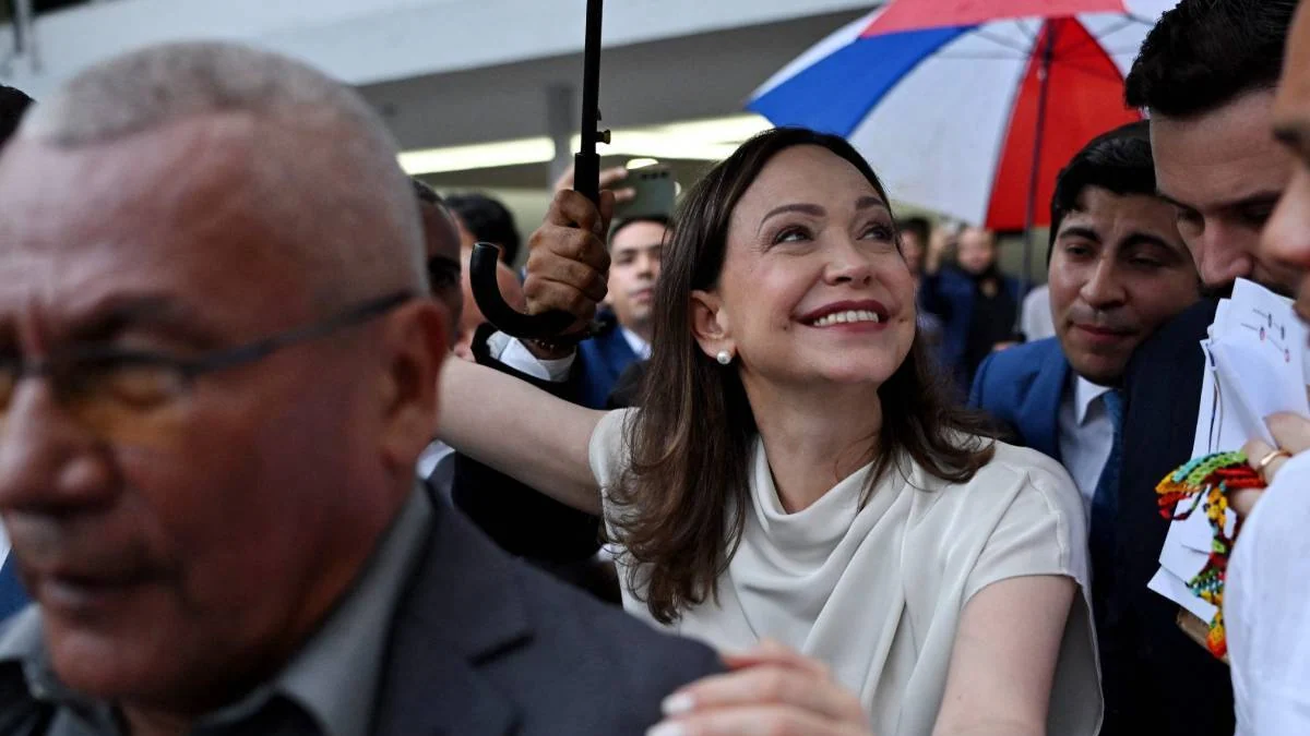 El gobierno chavista cierra el espacio aéreo e impide el regreso de María Corina Machado a su país