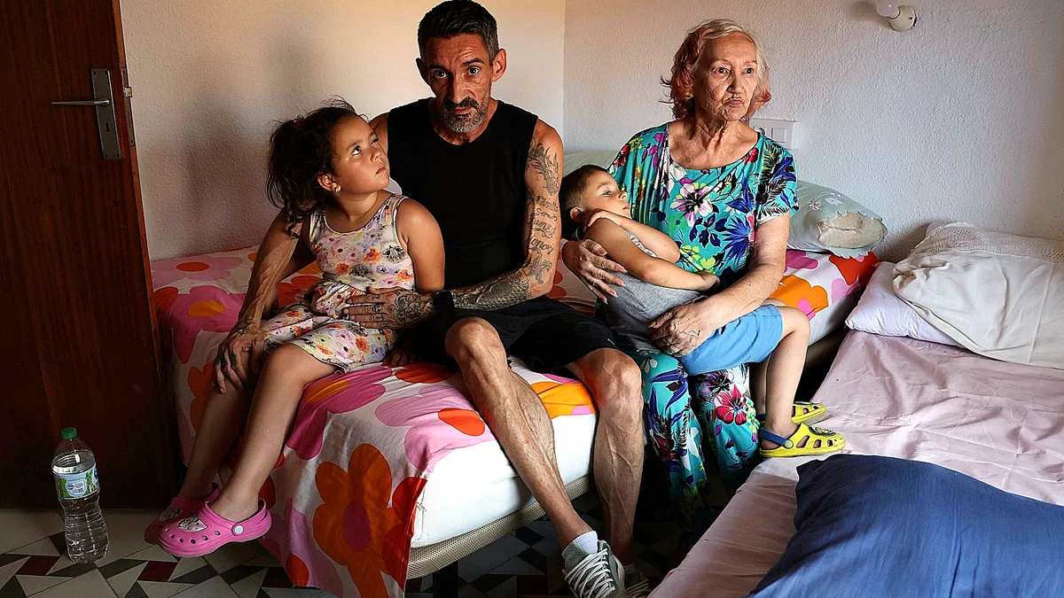 Evacuados de sus casas por el incendio de Los Gallardos: "Mi madre vivió la dana en Paiporta, yo recién operado y ahora esto"