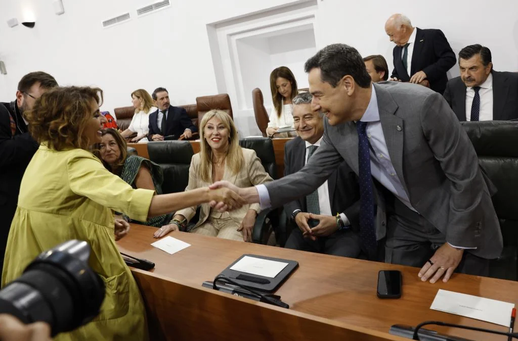 El PP se reserva el control del Parlamento andaluz en una legislatura que arranca sin acuerdo cerrado con Vox