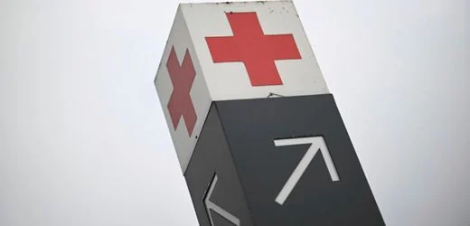 Mutter bringt Kind auf Gehweg zur Welt – wenige Meter vor Klinik