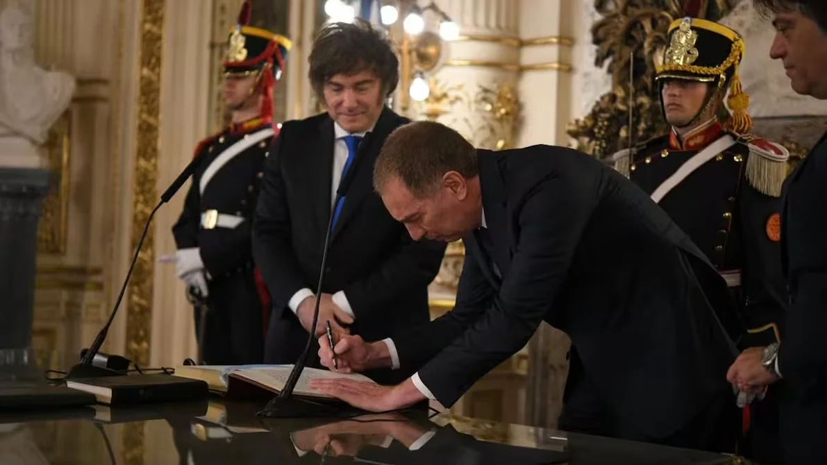 El Gobierno sostiene que el desembarco de Santilli reordena el vínculo con el PRO, pero no acerca a Milei y Macri