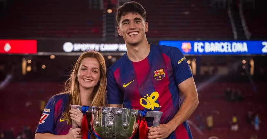 La discreta historia de amor de Pau Cubarsí y Martina Riera: de viajes secretos a Grecia a celebrar en el Mundial 2026