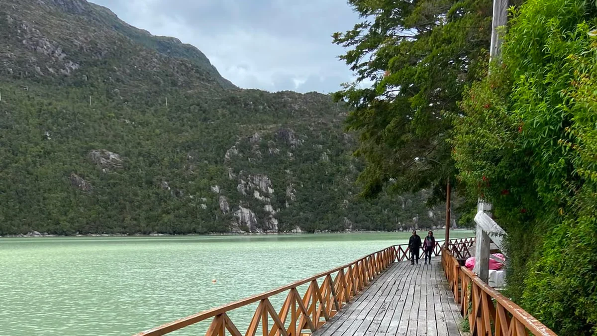 Un argentino en el único pueblo del mundo sin calles donde la gente solo camina por pasarelas: “Un tesoro escondido en la Patagonia”