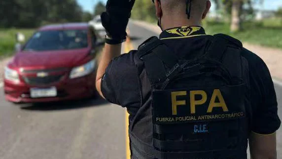 Intentó descartar cocaína por la ventanilla durante un control policial y terminó detenido: tenía antecedentes