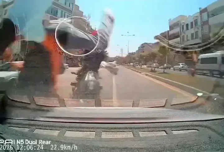 Motosikletin otomobile çarptığı kaza kamerada; 2 yaralı