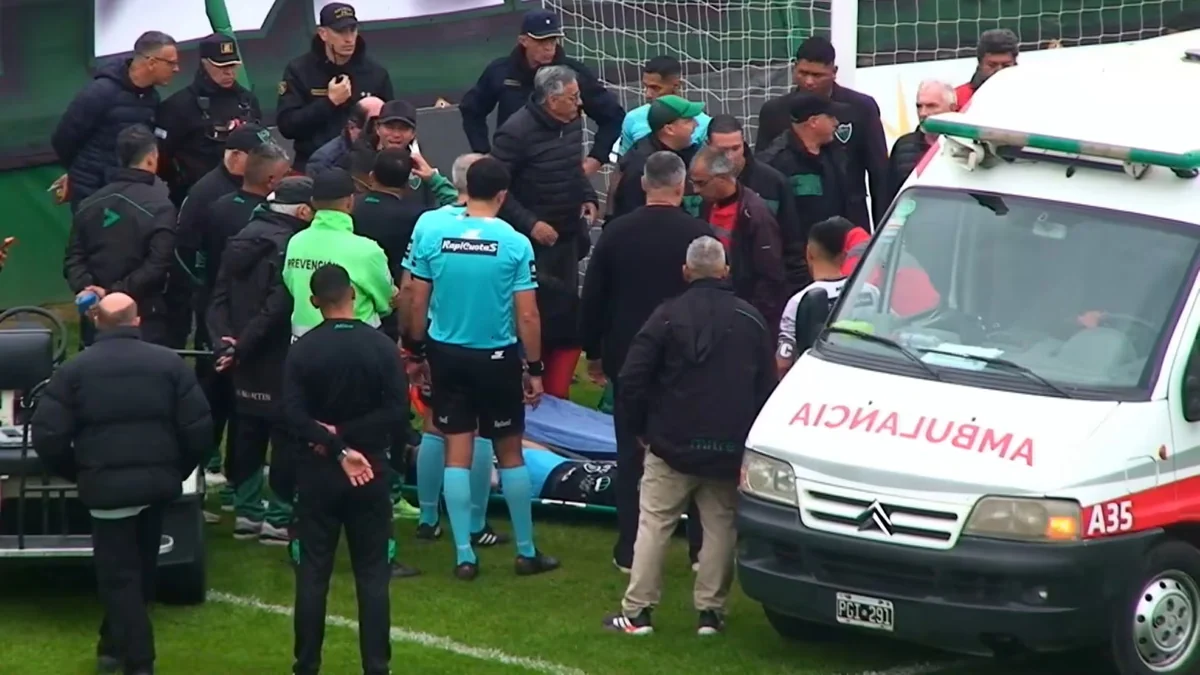Suspendieron San Martín-Nueva Chicago por la agresión al arquero Facundo Masuero: lo retiraron de la cancha en ambulancia y fue internado