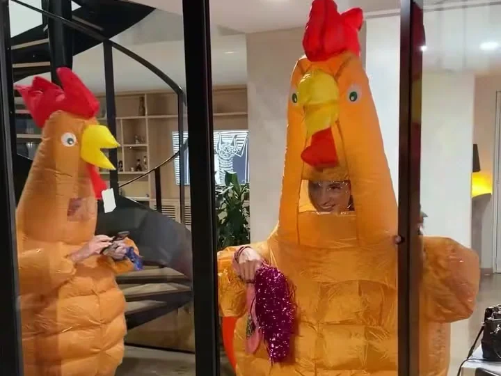 Luisito Comunica y Ary Tenorio protagonizan divertida pelea en fiesta de revelación de género