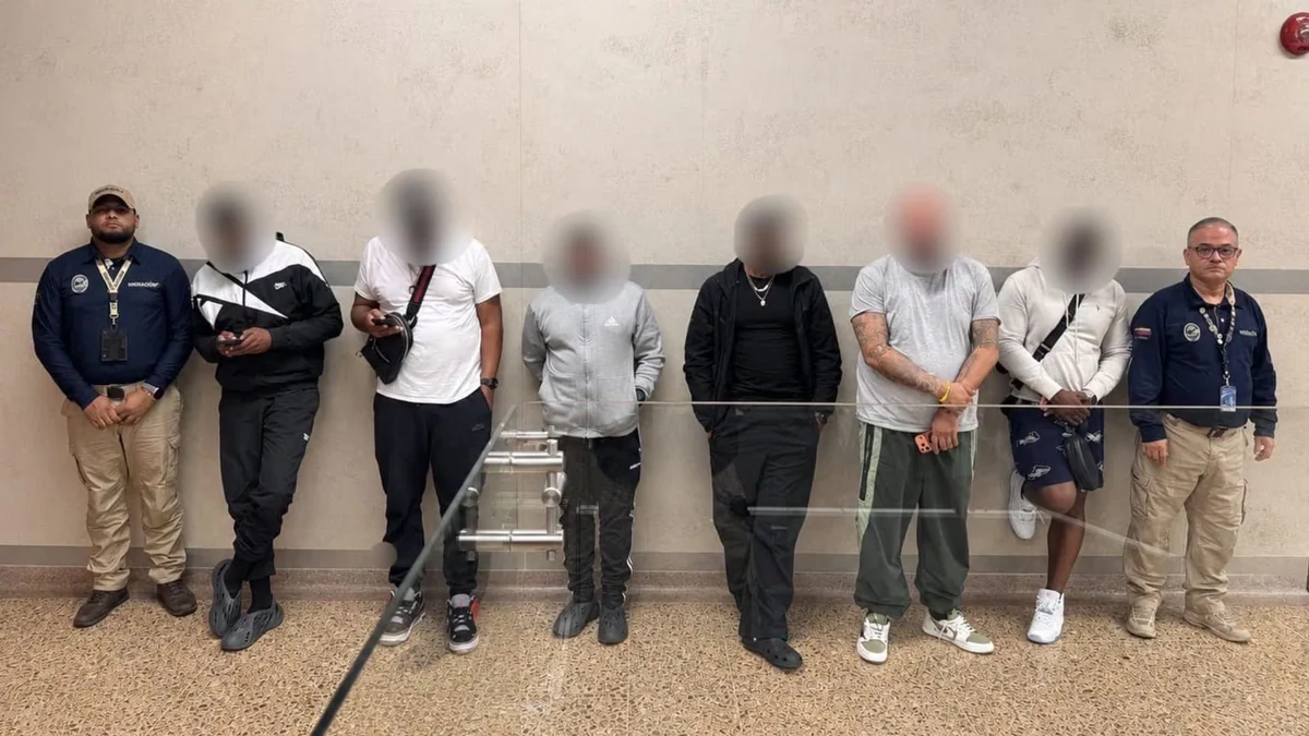 Turismo sexual en Medellín: seis estadounidenses que traían fajos de billetes para las propinas fueron devueltos del aeropuerto