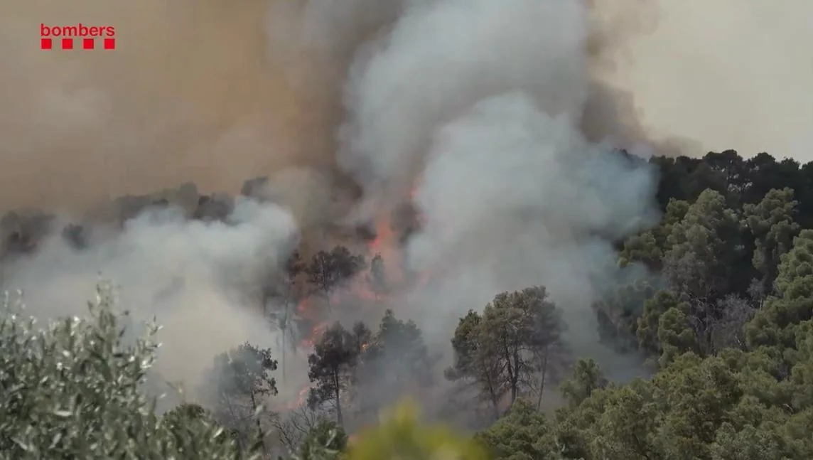 Tres incendios simultáneos e "importantes" en Cataluña obligan a movilizar a centenares de bomberos y a confinar varias poblaciones