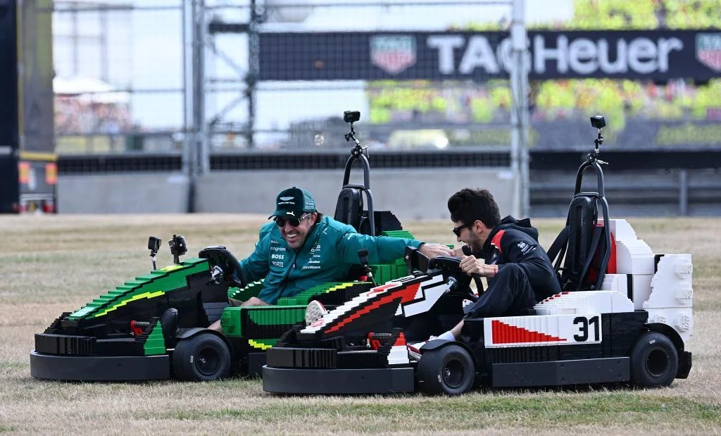 Fernando Alonso logra una victoria en Silverstone... en un kart de LEGO