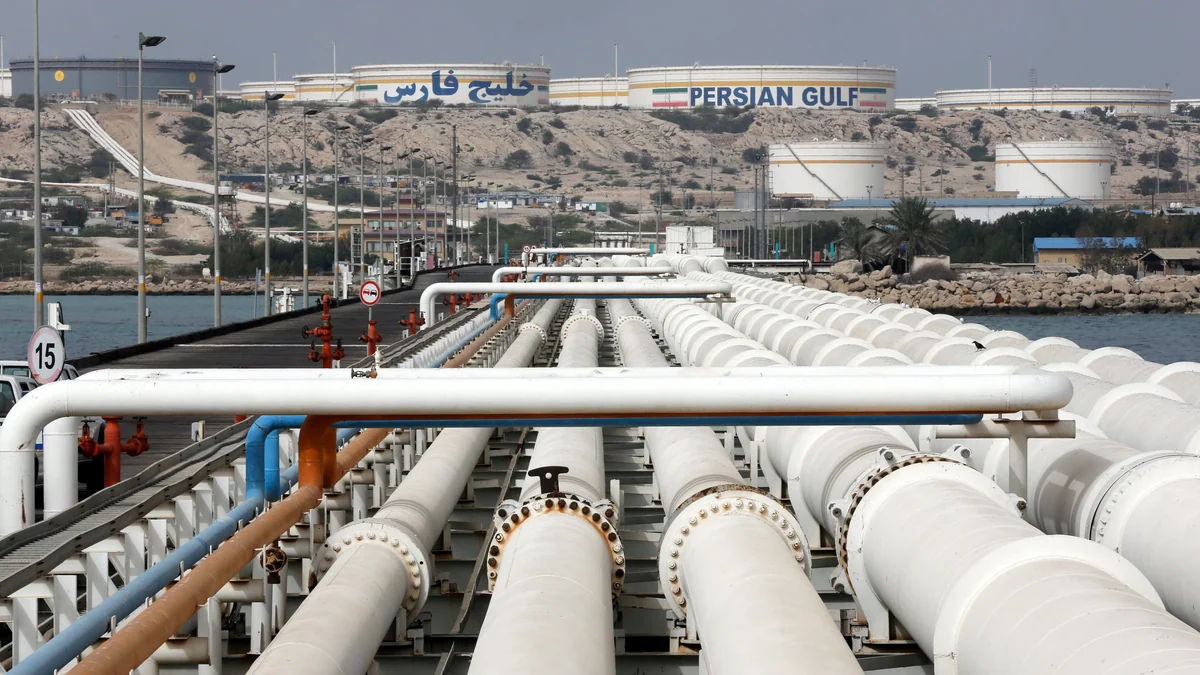 Estados Unidos revocó la licencia que permitía la venta de petróleo iraní tras los ataques en el estrecho de Ormuz
