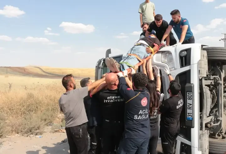 Cizre’de kontrolden çıkarak devrilen TIR’ın şoförü yaralandı