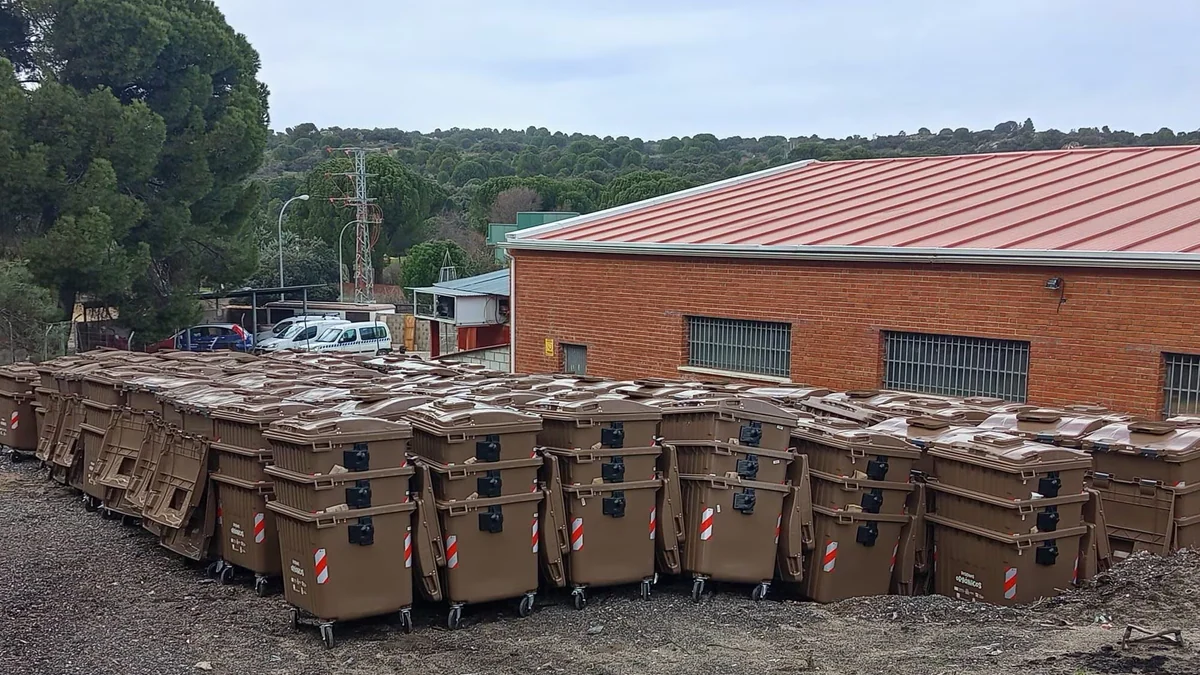 Un Ayuntamiento madrileño del PP tiene ‘olvidados’ en un almacén 250 cubos de basura marrones por los que pagó 49.201 euros: la ley obliga a utilizarlos desde 2024