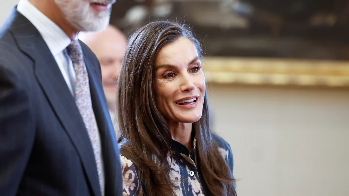 Viernes de audiencias en Zarzuela: la Reina Letizia estrena un vestido de marca española y Leonor y Sofía aparecen por sorpresa conjuntadas en rosa