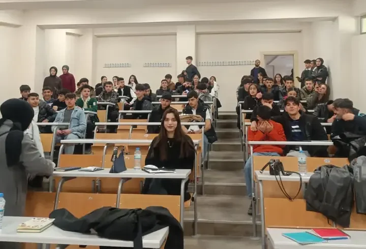 Lise öğrencilerine meslek yüksekokulunu tanıtım gezisi
