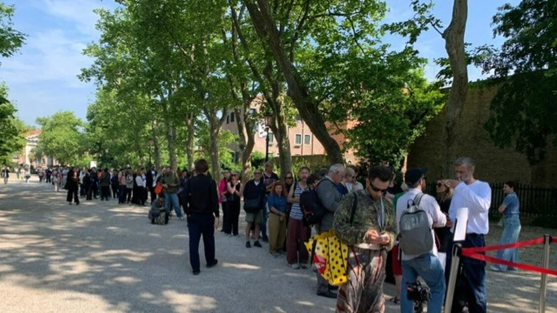 La Biennale apre al pubblico, lunghe code e manifestazioni contro la presenza russa