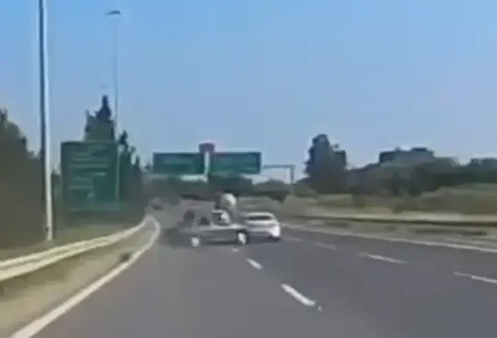 Otoyolda otomobilin bariyerlere çarptığı kaza kamerada