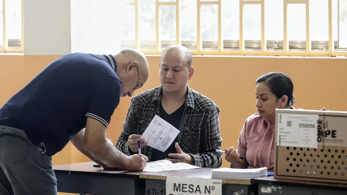 Resultados de las elecciones en Perú, en vivo | Los sondeos a pie de urna pronostican un empate entre Keiko Fujimori (50,7%) y Roberto Sánchez (49,3%)