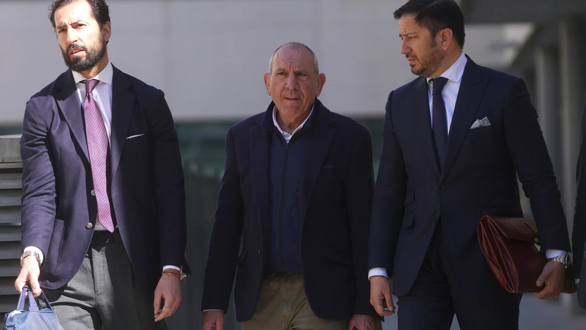 Así presionaba el ex DAO de la Policía a su subordinada: "Nunca pensé que podías ser tan borrica, te suplico hacer el amor"