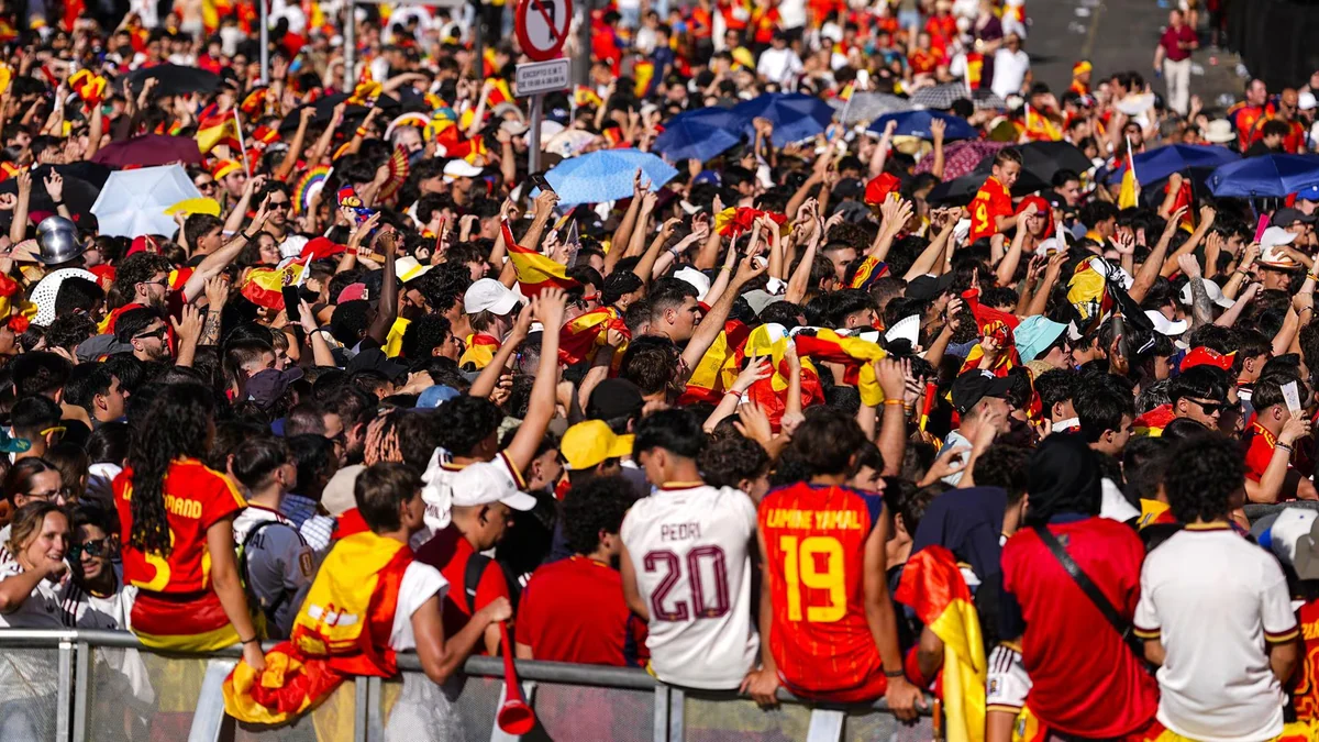 Miles de personas desafían al calor para ver a los campeones del mundo en Cibeles
