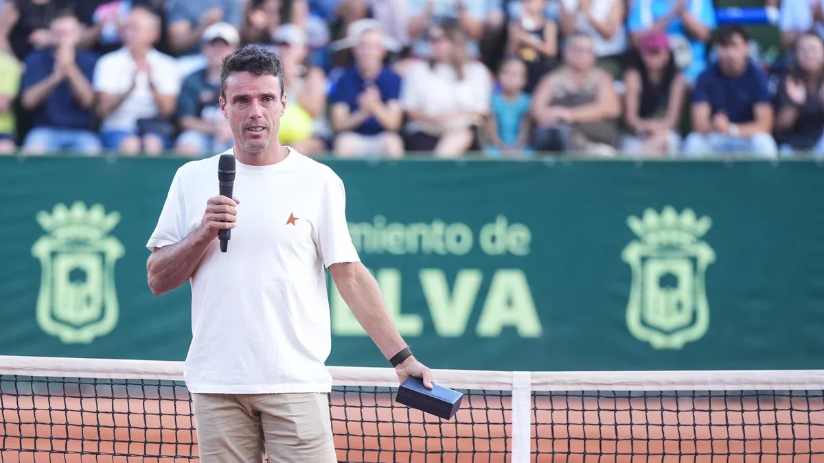 Roberto Bautista cuelga la raqueta con la Copa del Rey de Huelva