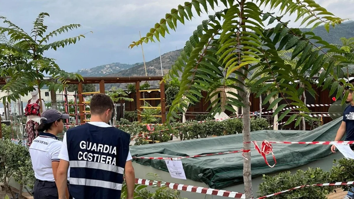 Bimba morta in piscina, indagati i titolari dello stabilimento