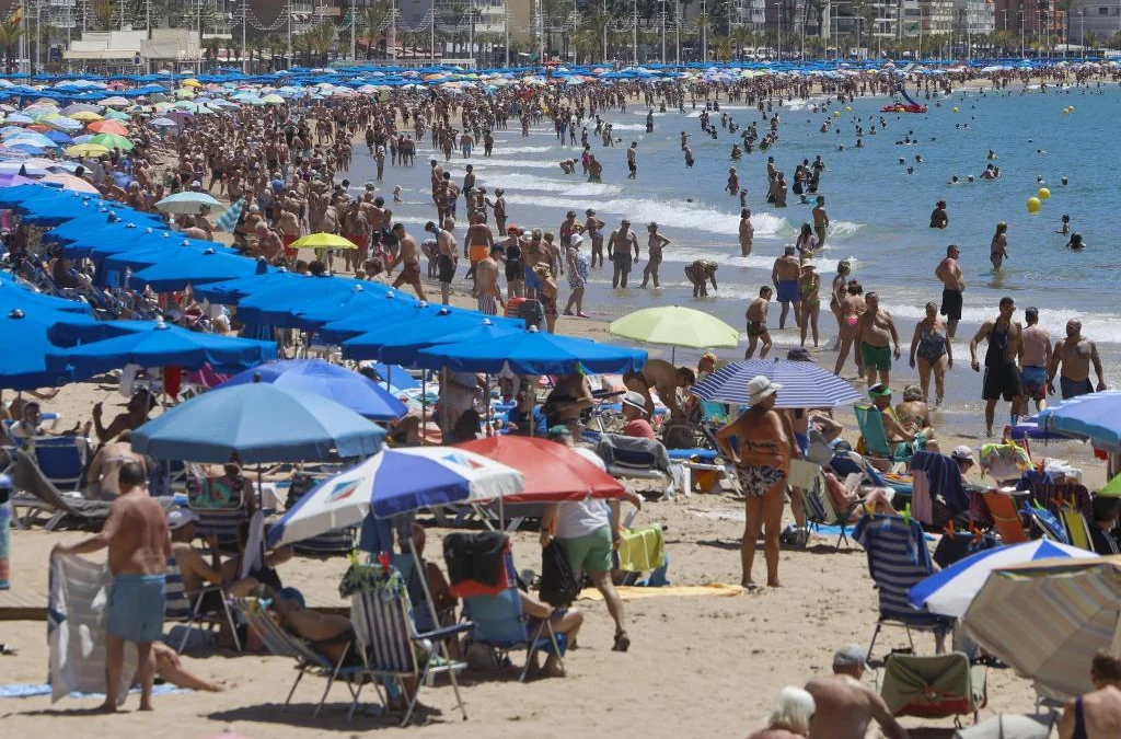 Los españoles no recortan vacaciones por la pérdida de poder adquisitivo, pero sí lo que gastan: "Me como un bocadillo en la playa en vez de gastar en un restaurante"