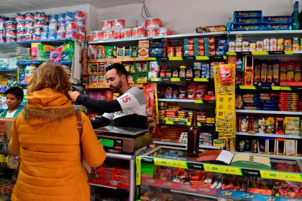 Aumento del salario mínimo podría generar problemas en las tiendas de barrio de Bogotá durante el segundo semestre: “Será más costoso”