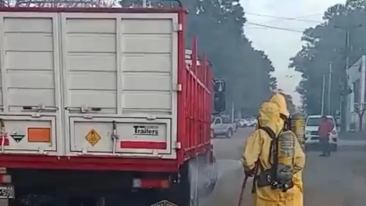 Un camión derramó casi mil litros de ácido nítrico en Córdoba y se activó un operativo de emergencia